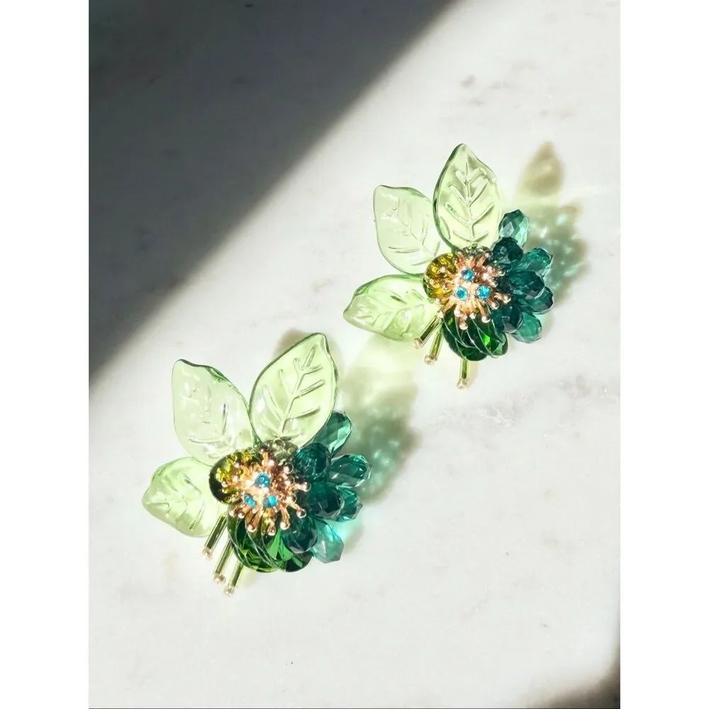 Light and emerald green beaded flower stud earrings